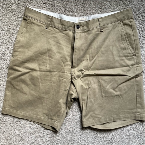Dockers | Levi Strauss | Khaki Shorts | Size 36 | Pockets - Picture 1 of 5